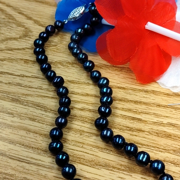 New Black Akoya pearl necklace and earrings. - Picture 2 of 8